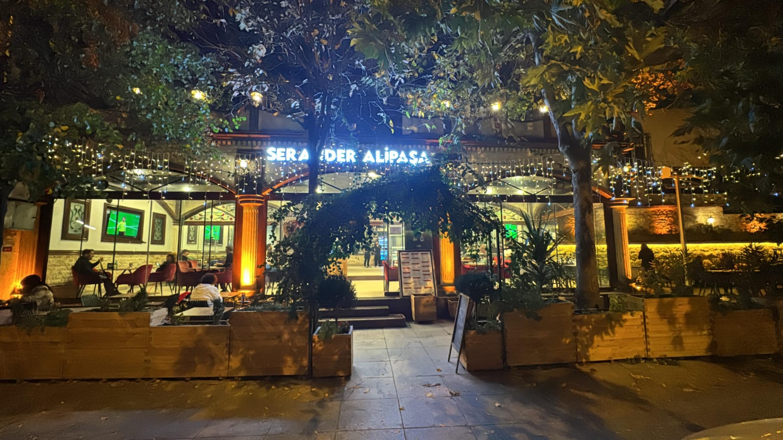 Serander Grup: Cafe ve Restaurant Projesi (2000) - Görsel 2